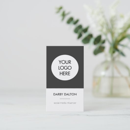 Modernes weißes Logo-Sozialmedium-Visitenkarte Visitenkarte (Stehend Vorderseite)