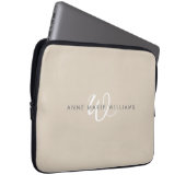 Modernes Weißes Tan-Script-Monogramm Laptopschutzhülle (Vorne Rechts)