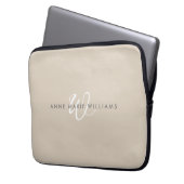 Modernes Weißes Tan-Script-Monogramm Laptopschutzhülle (Vorderseite Links)
