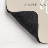Modernes Weißes Tan-Script-Monogramm Mousepad (Ecke)