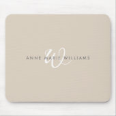 Modernes Weißes Tan-Script-Monogramm Mousepad (Vorne)