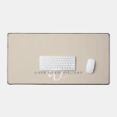 Modernes Weißes Tan-Script-Monogramm Schreibtischunterlage (Tastatur & Maus)