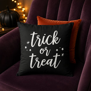Modernes weißes Trick-or-Treat-Skript mit schwarze Kissen