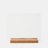 Modernes Weißkalligrafie-Hochzeitstisch Acrylschild (Vorderseite)