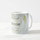 Modernes Weißrosen Mit Monogramm Kaffeetasse (VorderseiteRechts)