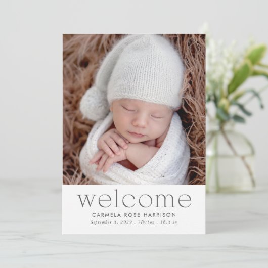 Modernes Welcome Baby Foto Birth Ankündigung (Stehend Vorderseite)