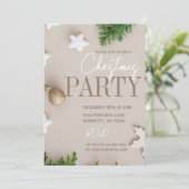 Modernes White and Tan Neutral Weihnachtsfest-Part Einladung (Stehend Vorderseite)