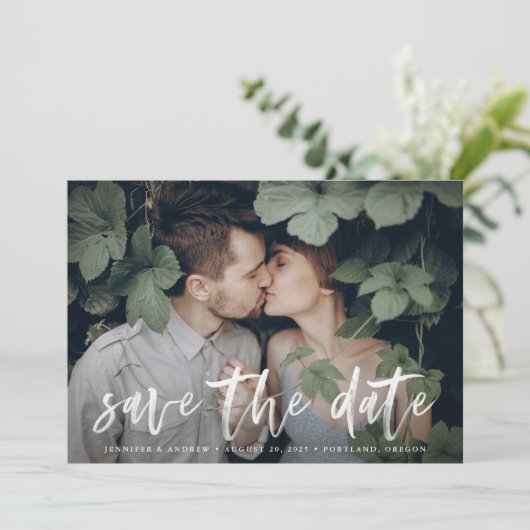 Modernes White Brush Script-Foto Save the Date Einladung (Stehend Vorderseite)