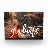Modernes White Brushed Script Graduate Fotoblock (Vorderseite)