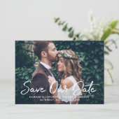 Modernes White Brushed Script-Hochzeitsschreiben-F Ankündigung (Stehend Vorderseite)