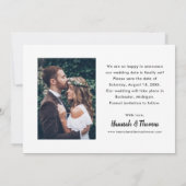 Modernes White Brushed Script-Hochzeitsschreiben-F Ankündigung (Rückseite)