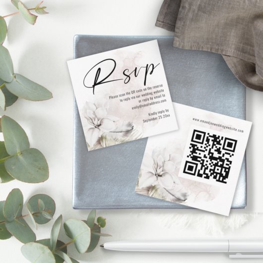 Modernes White Florals QR Code Wedding RSVP Begleitkarte