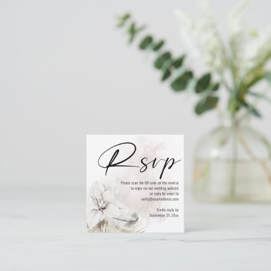 Modernes White Florals QR Code Wedding RSVP Begleitkarte (Stehend Vorderseite)