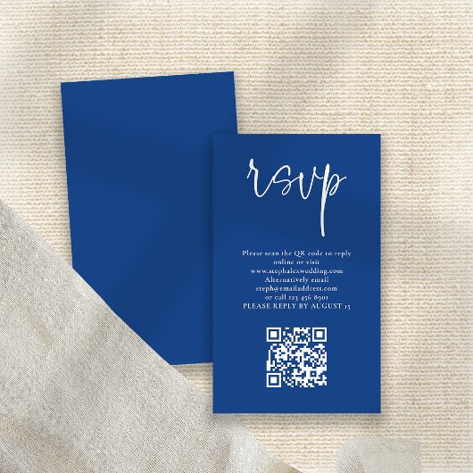 Modernes White Script Blue QR Code Wedding RSVP Begleitkarte