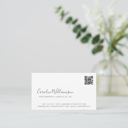 Modernes White Script Foto QR Code Minimal Trendy Visitenkarte (Stehend Vorderseite)