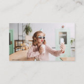 Modernes White Script Foto QR Code Minimal Trendy Visitenkarte (Rückseite)