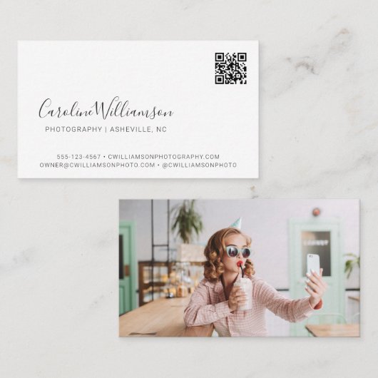 Modernes White Script Foto QR Code Minimal Trendy Visitenkarte (Vorne/Hinten)