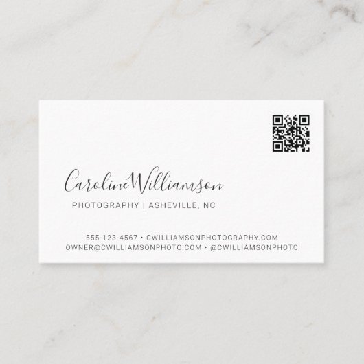 Modernes White Script Foto QR Code Minimal Trendy Visitenkarte (Vorderseite)