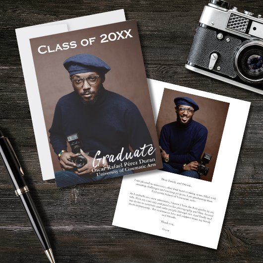 Modernes White Script Overlay Graduate 2 Foto Ankündigung