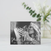 Modernes White Script Typografy Foto Save the Date Ankündigungspostkarte (Stehend Vorderseite)