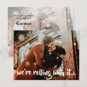 Modernes White Script Wedding Foto Save the Date Ankündigungspostkarte