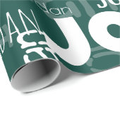 Modernes, wiederholtes Namensmuster Smaragdgrün we Geschenkpapier (Rolleneckpunkt)