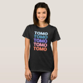 Modernes, wiederholtes Text Tomo T-Shirt (Vorne ganz)