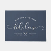 Modernes Willkommen in unserem Lake House Pinselsc Fußmatte (Vorderseite)