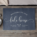 Modernes Willkommen in unserem Lake House Pinselsc Fußmatte<br><div class="desc">Moderne, schicke Pinselskripte, die unser Haus am Ufer des Sees in einem trendigen, typografisch gestalteten Design willkommen heißen. Großzügige Einrichtung des Seehauses für Ihre Zuhause weg von der Zuhause. Die romantische und stilvolle blaue, staubige Türmatte zeigt eine süße Kanuillustrierung zwischen Ihrem Standort und dem Jahr, in dem Sie sich niedergelassen...</div>