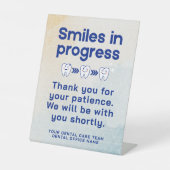 Modernes Zahnbüro lächelt Zähne benutzerdefinierte Sockelschild (Vorderseite)