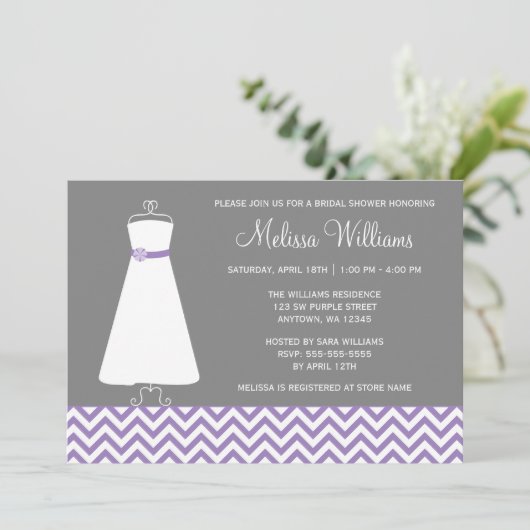 Modernes Zickzack Kleiderlila graues Brautparty Einladung (Stehend Vorderseite)