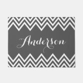 Modernes Zickzack Monogramm aus Holzkohle Fußmatte (Vorderseite)