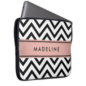 Modernes Zickzack Muster und Name Rosa, Schwarz un Laptopschutzhülle (Vorne Rechts)