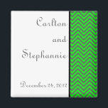 Modernes Zickzack Neon Green/Gray Wedding Magnet<br><div class="desc">2"x2" Quadrat Magnete für benutzerdefinierte Gefälligkeiten werden in hoher Qualität und in lebhaften Farben gedruckt. Ideal für Babyankündigungen,  rett-the-date-Erinnerungen,  Geschenke für Familie und Freunde oder sogar großartige Werbeaktionen für jedes Unternehmen. Kleben Sie sie auf Ihren Kühlschrank,  Aktenschrank,  Geschirrspüler oder Ihre eigene Lieblingsplatte aus Metall.</div>