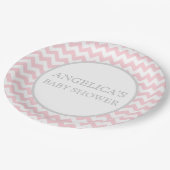 Modernes Zickzack rosa graues/graues Pappteller (Schrägansicht)