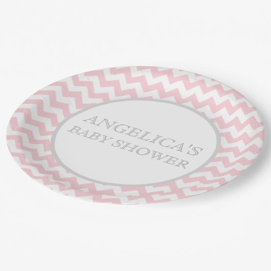 Modernes Zickzack rosa graues/graues Pappteller (Schrägansicht)