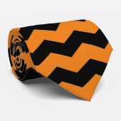Modernes Zickzack Schwarz-Orange-Muster Krawatte (Gerollt)