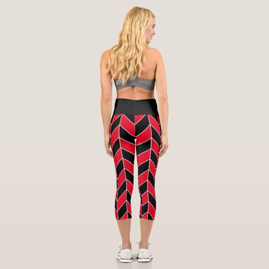 Modernes Zickzack Schwarz-Rot-Herringbone-Muster Capri Leggings (Rückseite)