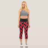 Modernes Zickzack Schwarz-Rot-Herringbone-Muster Capri Leggings (Vorderseite)