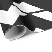 Modernes Zickzack Streifen Schwarz-Weiß-Muster Geschenkpapier (Rolleneckpunkt)