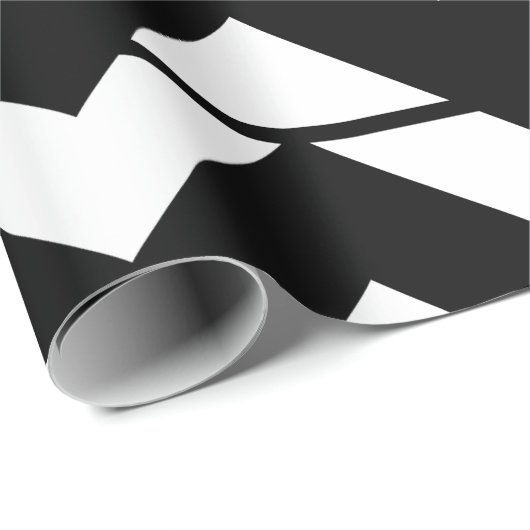 Modernes Zickzack Streifen Schwarz-Weiß-Muster Geschenkpapier (Rolleneckpunkt)