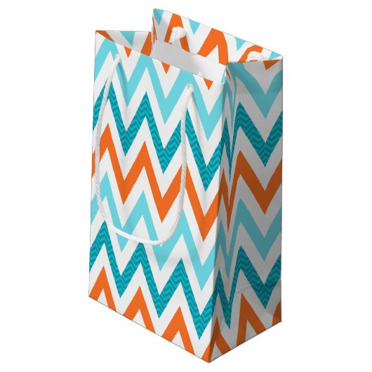 Modernes ZigZag Zickzack Orange Aqua Blaues Muster Kleine Geschenktüte (Rückseite Schrägansicht)