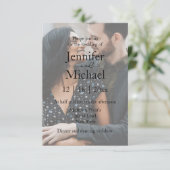 Modernstes Drehbuchpaar Foto Hochzeit Einladung (Stehend Vorderseite)
