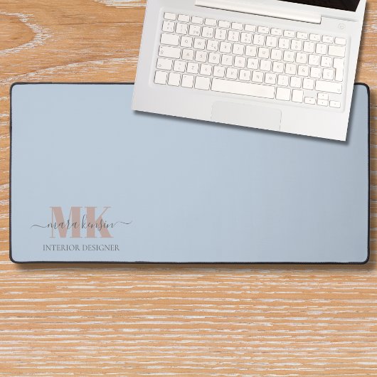 Modert Mocha Mousse Monogram Dusty Blue Schreibtischunterlage
