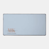 Modert Mocha Mousse Monogram Dusty Blue Schreibtischunterlage (Vorderseite)