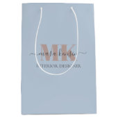 Modert Mocha Mousse Monogram Staubblau Mittlere Geschenktüte (Vorderseite)