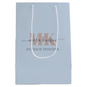 Modert Mocha Mousse Monogram Staubblau Mittlere Geschenktüte (Rückseite)
