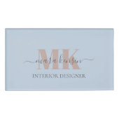 Modert Mocha Mousse Monogram Staubblau Namenschild (Vorderseite)