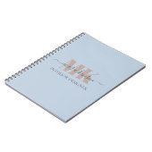 Modert Mocha Mousse Monogram Staubblau Notizblock (Linke Seite)