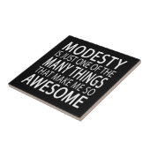 Modesty macht mich Phantastisch - Funny Attide Slo Fliese (Seite)